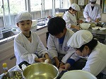 20301200_鹿妻小学校:野菜サラダ作り2の画像