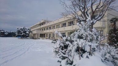 雪の校舎の画像