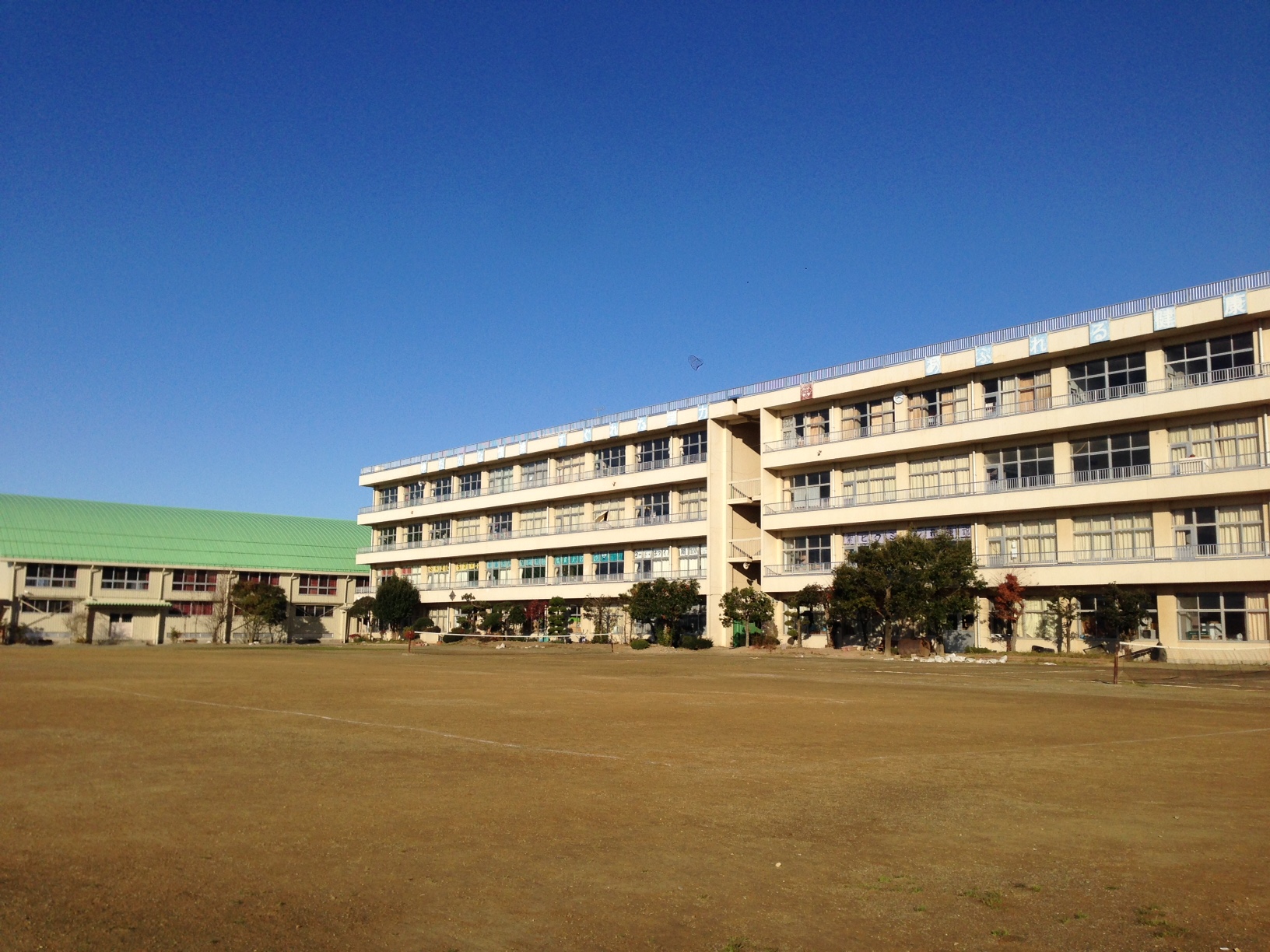 蛇田中学校校舎