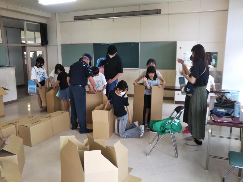 段ボールベッド組立て写真