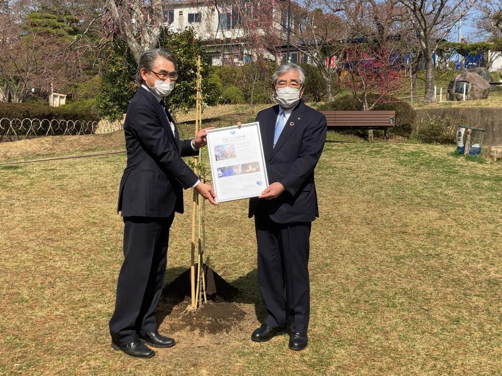日和山公園にて植樹の様子