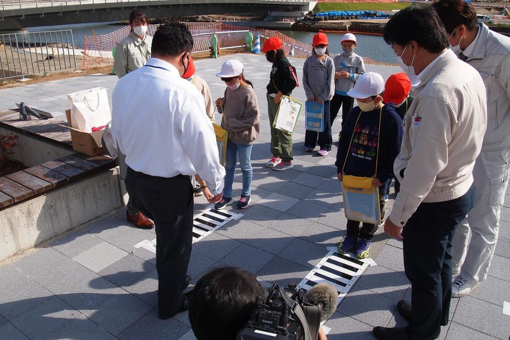 20211104_住吉小学校_堤防の広さを歩測