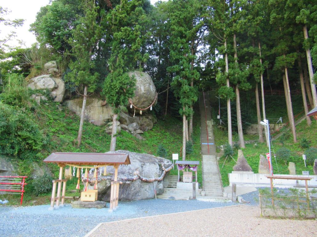 釣石神社全体