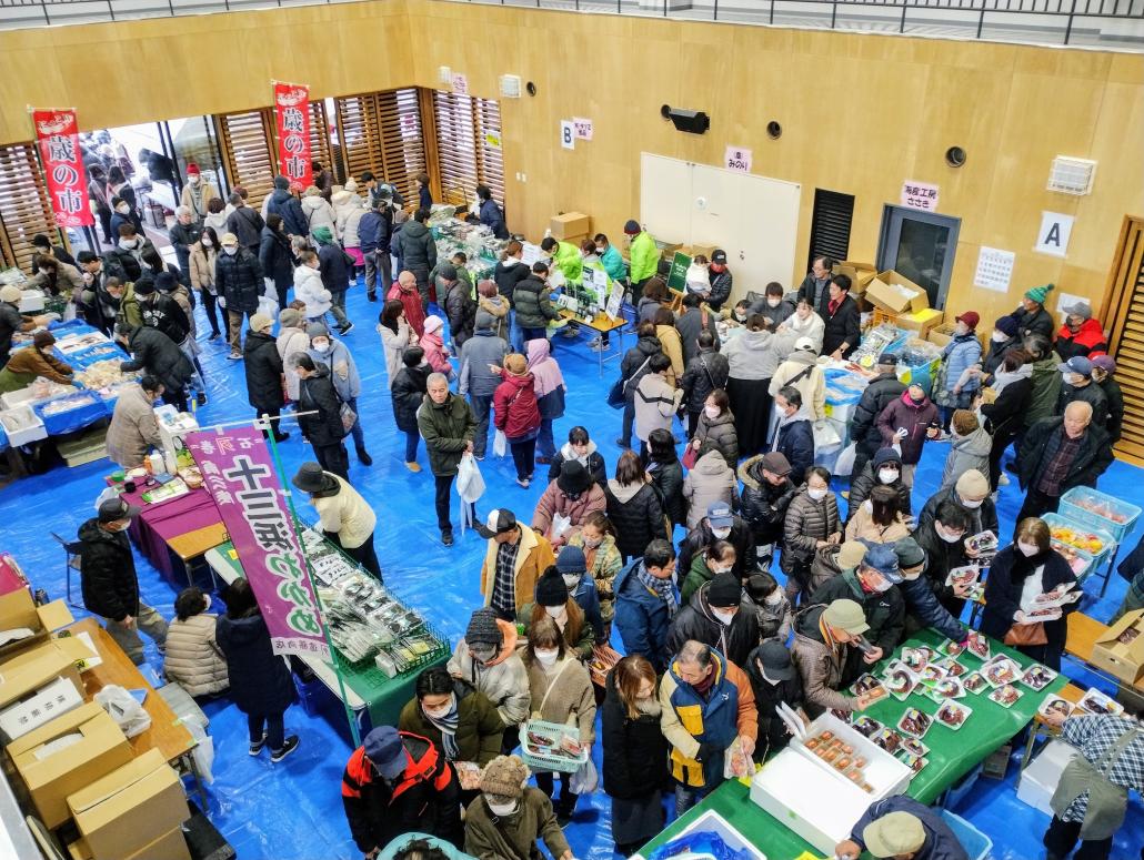 にっこり歳の市ホール内