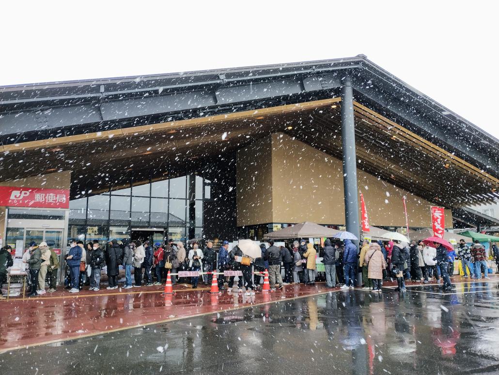 にっこり歳の市軒下