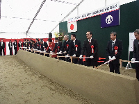 鍬入れの様子(1)の画像