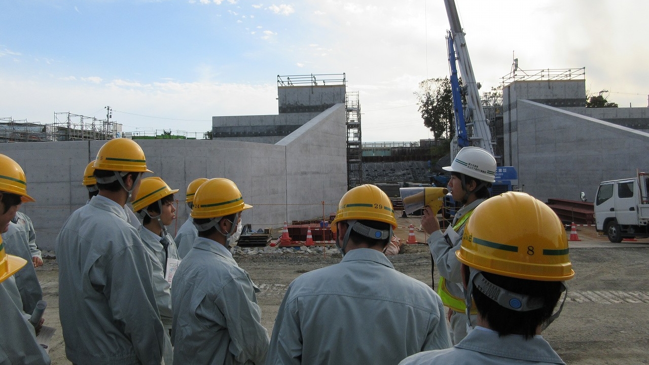 <石井水門工事現場での説明> <石井水門工事現場での説明>
