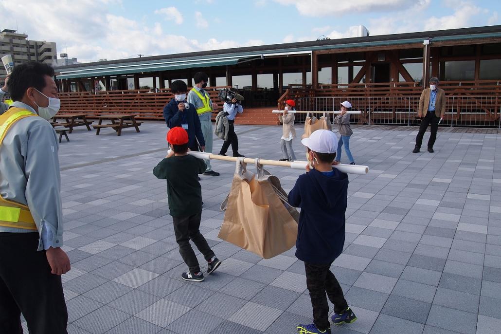 <釜小学校見学会C02> 20211104_住吉小学校_土砂運搬のもっこ体験