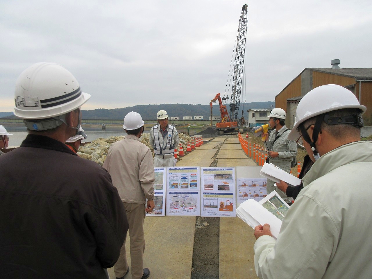 <旧北上川左岸築堤護岸工事> <旧北上川左岸築堤護岸工事>