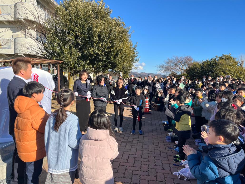 中津山第二小学校記念碑除幕式