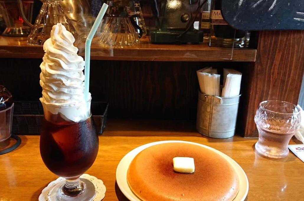 昭和レトロな軽食を楽しむ。