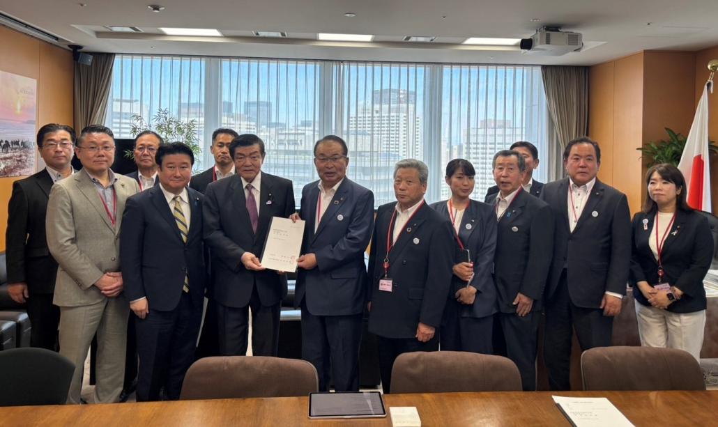 内閣府特命担当大臣(伊東良孝)