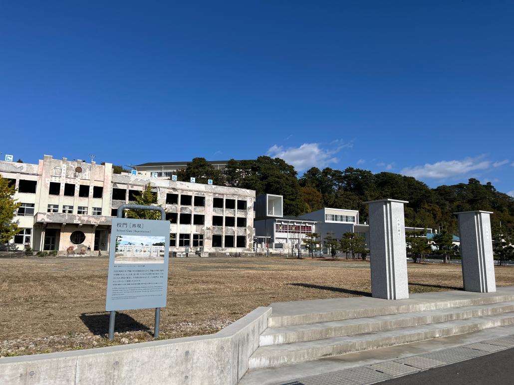 校門の解説パネルの写真