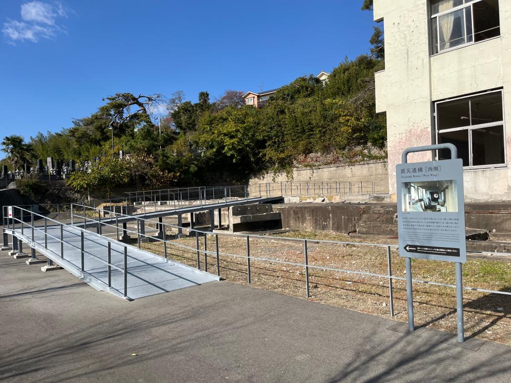 遺構西側の解説パネルの写真