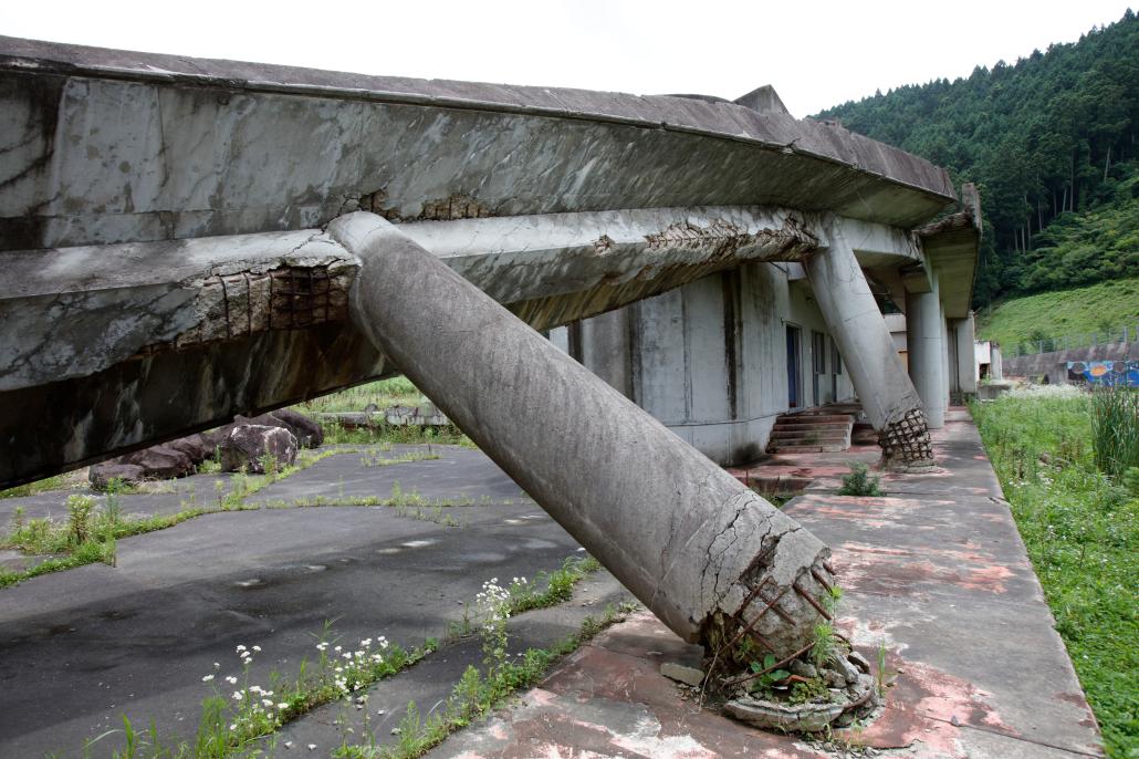 ねじり倒された渡り廊下の写真