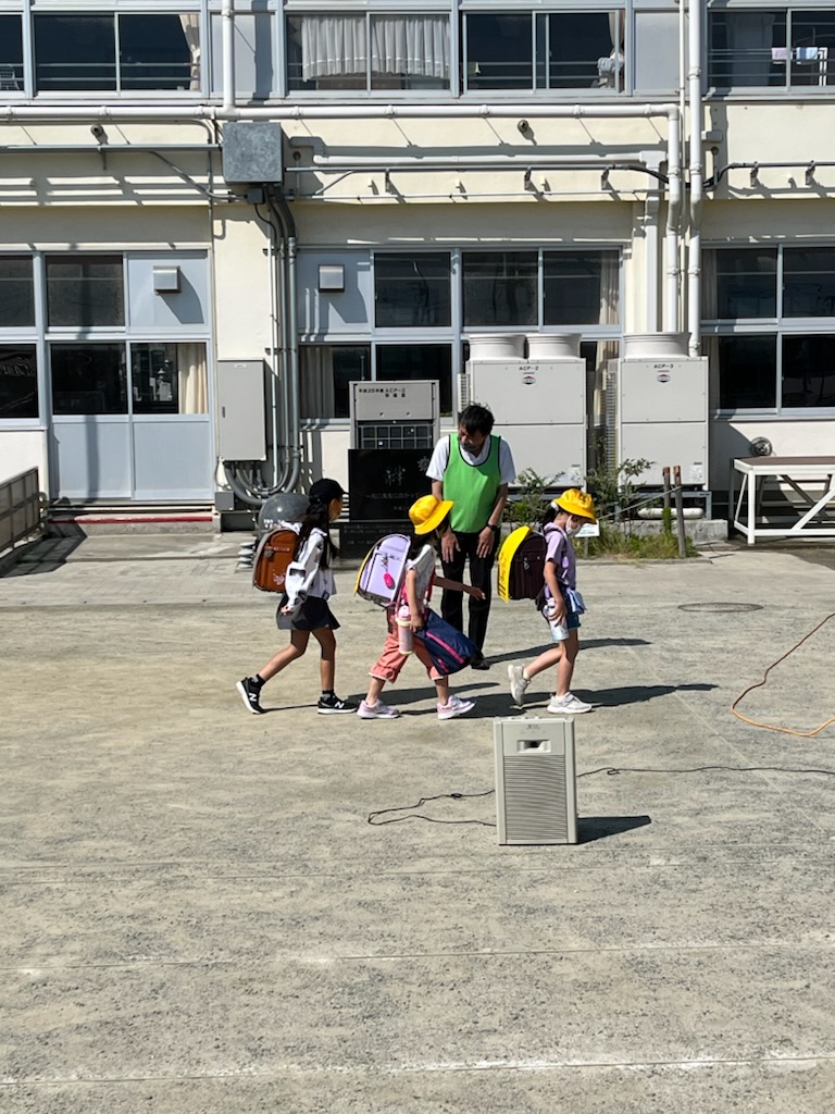 班ごとに、気を付けて下校しましたの画像