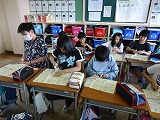 20301200_鹿妻小学校:家庭科授業風景1の画像