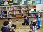 20301200_鹿妻小学校:カルタ遊び風景の画像
