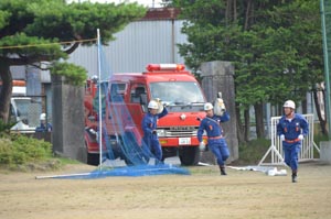 消防団の放水演示2