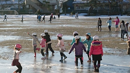 校庭のスケート場の画像