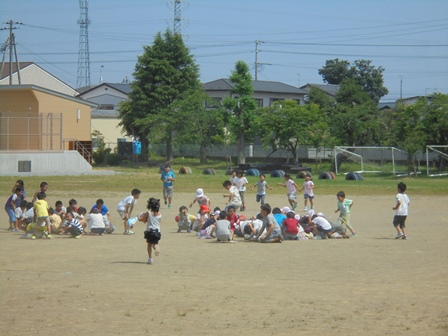 校庭での避難の画像