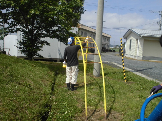 うんていの色塗り