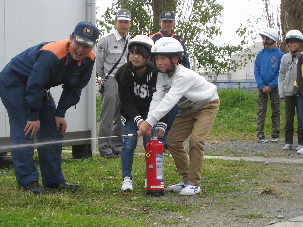 ＜避難訓練＞6年生の消火訓練の画像