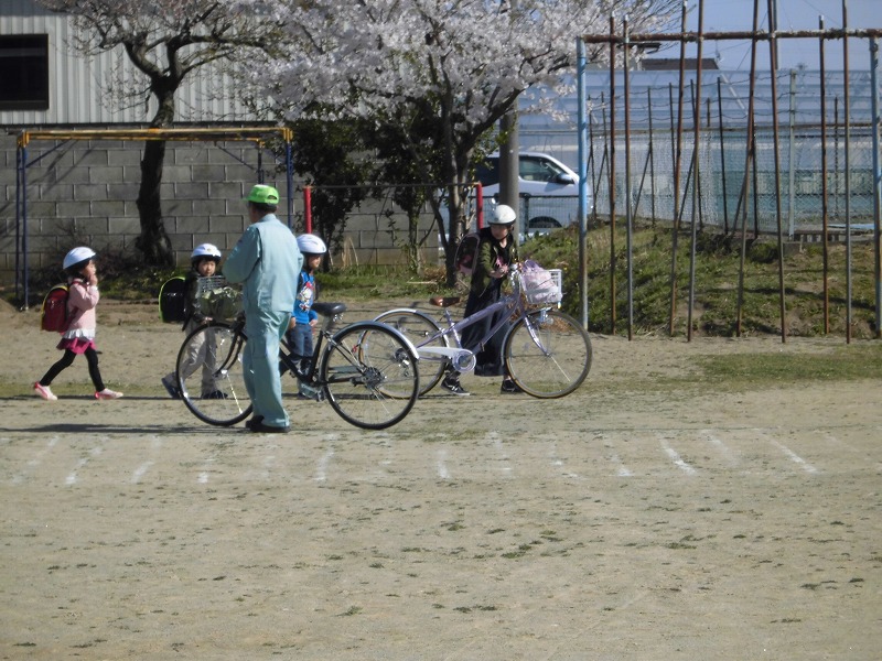 下校開始（自転車）の画像