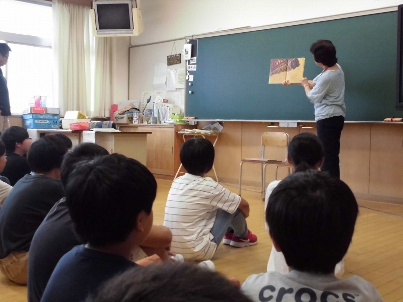 読み聞かせ活動の様子（6年生）の画像