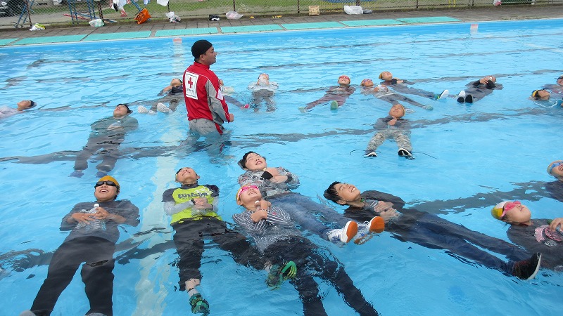 着衣水泳の画像