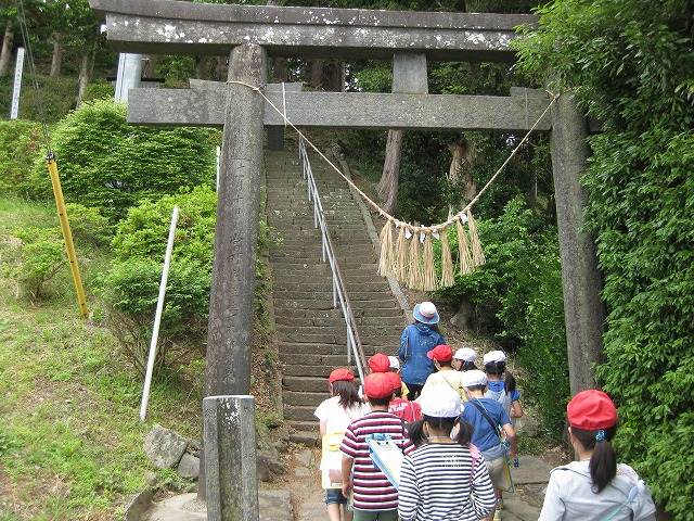 階段を上って神社への画像