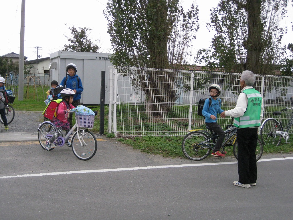 自転車通学の地区の児童の画像