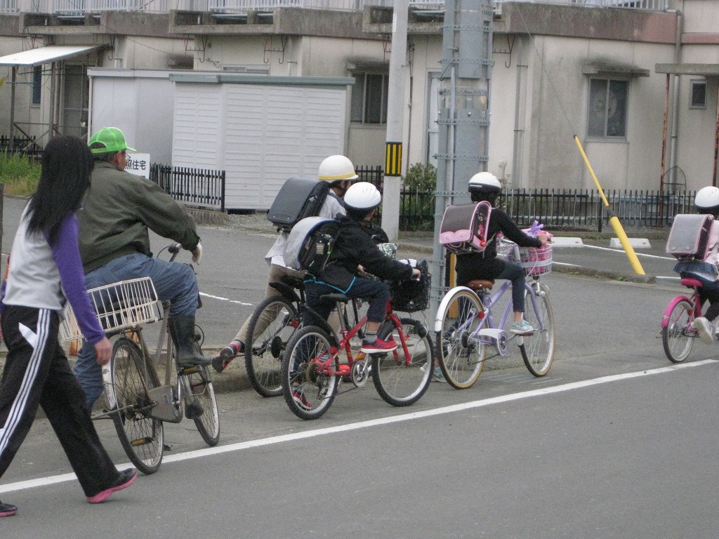 自転車通学の地区の児童の画像