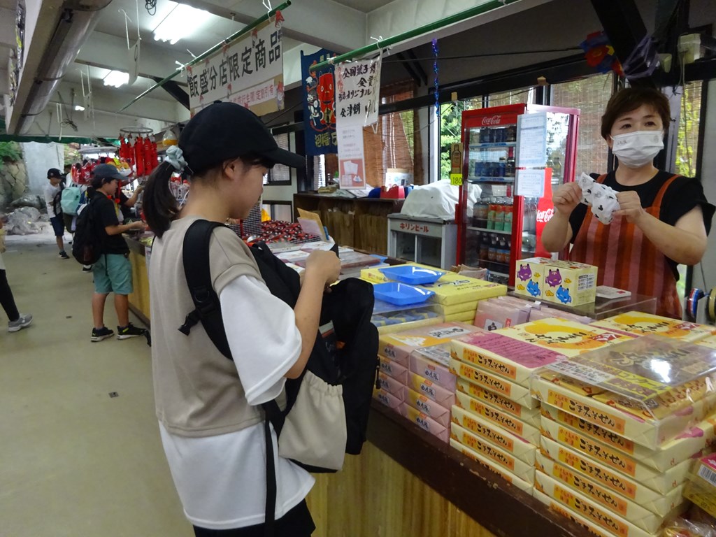 飯盛山でのお土産購入