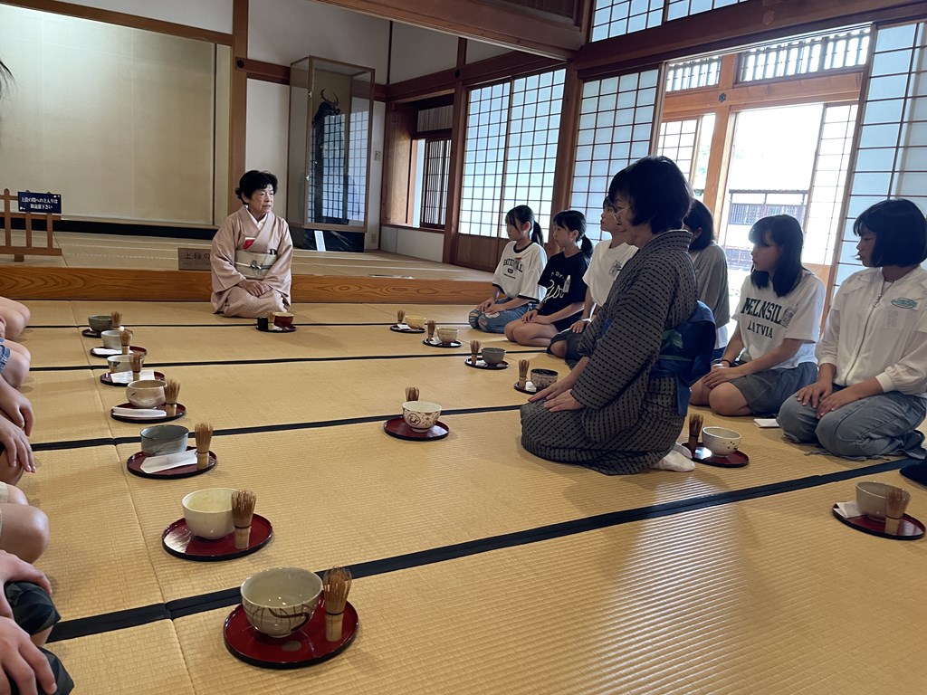 日新館での茶道体験