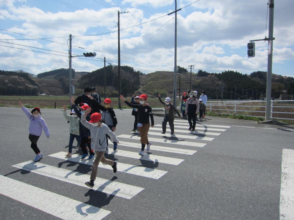 横断歩道は、手を挙げて！の画像