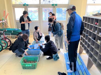 保護者による袋詰め作業