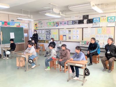 集中して聞いている様子