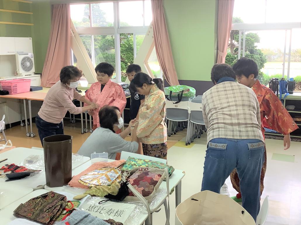 子供七福神舞の衣装に着替え中