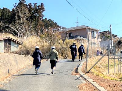 坂を駆け上がる様子