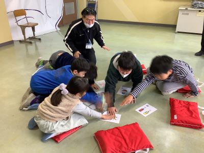 児童集会　かるたとり