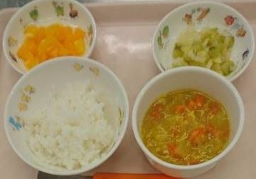 【完了期】ミルクくず煮カレー風味・キャベツときゅうりの和え物・オレンジの画像