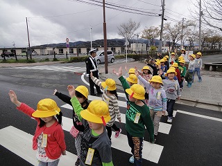 横断歩道は手を上げての画像